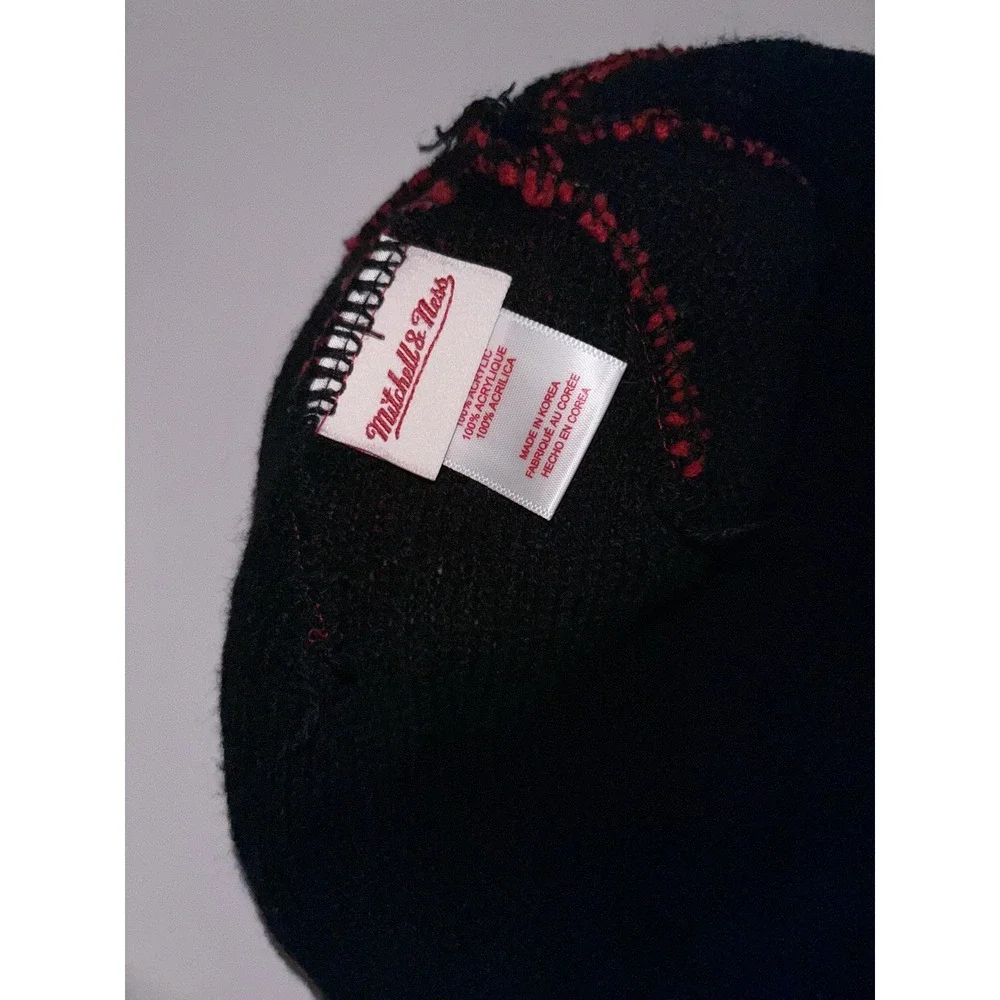 Vintage Mitchell Ness NBA Chicago Bulls Beanie Hat Embroidered Logo Pom Pom Red